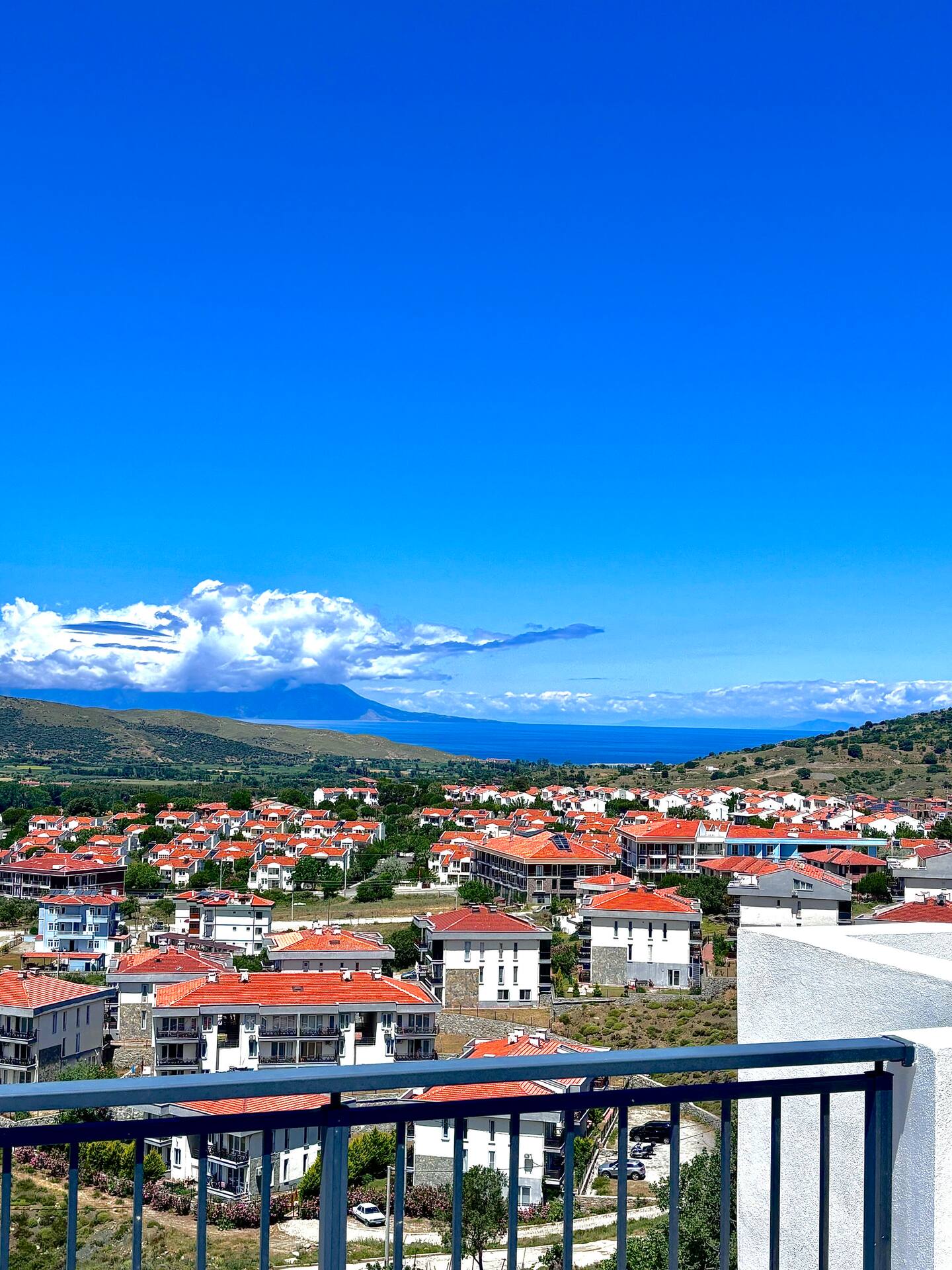 Gökçeada merkez ve deniz panoraması